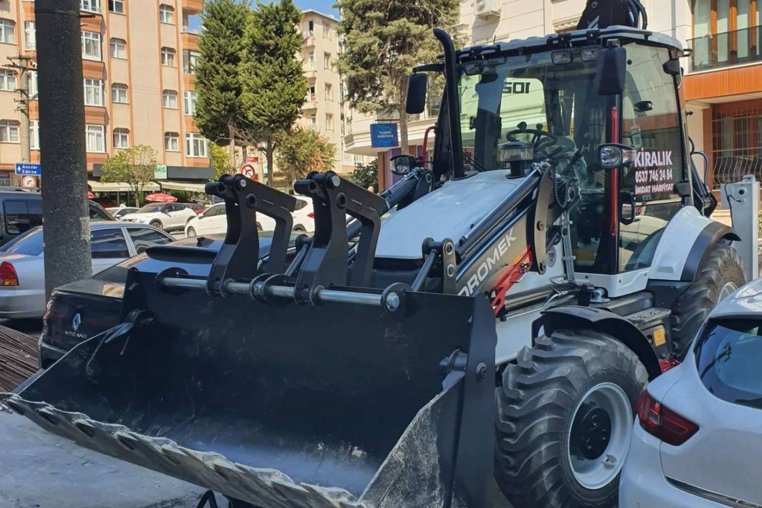 Yılkom Yıkım Hafriyat olarak, müşterilerimize en modern ve güvenilir iş makinalarını kiralayarak, projelerinin ihtiyaçlarını karşılamaya yardımcı oluyoruz.